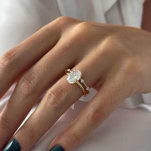 Anillo de Compromiso con Diamante Cultivado en Laboratorio Ovalado de 2 Quilates E VVS2, Conjunto de Anillos de Boda Minimalistas con Solitario y Diamantes Flotantes - Product Image 3