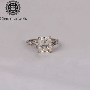 Bague de fiançailles pour femme en moissanite taille coussin, plaqué or 18 carats, sertie à griffes, style géométrique classique - Product Image 6