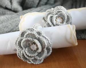 Anillos para servilletas con flores grises, anillos de ganchillo, rosas grises, decoración de mesa, accesorio para el hogar, cultura gastronómica, elemento decorativo - Product Image 1