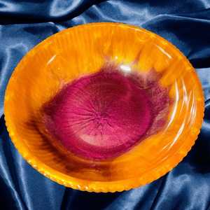 Bol en plastique vintage fait main, orange avec centre rose, design émaillé, pour servir des aliments lors de fêtes - Product Image 1