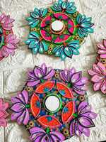 COLLECTION AARNA Porte-bougie Rangoli Art Déco Fait Main avec Fleurs Artificielles Décoration Métallique Écologique pour les Festivals Indiens