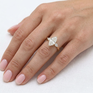 Bague de fiançailles classique en or jaune 18 carats avec pierres latérales en diamant de laboratoire taille marquise et certifiées IGI, 3-4g, bijoux pour femmes - Product Image 4