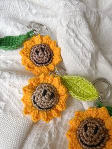 Porte-clés tournesol au crochet fait main en fil de coton doux, motif personnalisé, respectueux de l'environnement, décoration de sac - Product Image 3