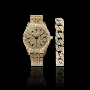 Montre de luxe pour hommes en or et diamants, avec bracelet, analogique, quartz, boîtier rond de 40 mm, cadran saphir, bracelet en or jaune, fermoir papillon - Product Image 1