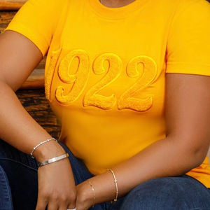 T-shirt en chenille or massif 1922, brodé, pour la sororité Sigma Gamma Rho, avec l'année de fondation grecque 1922, T-shirt universitaire premium - Product Image 4
