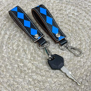 Porte-clés en cuir à carreaux fait main personnalisé par le fabricant avec fermoir métallique, porte-clés de luxe pour voiture, parfait pour un cadeau - Product Image 4