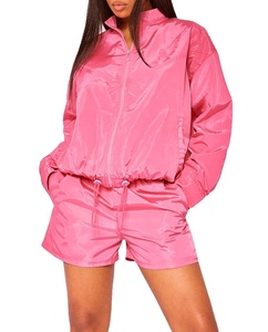 Coupe-vent léger en polyester à capuche, ensemble décontracté deux pièces pour femme, personnalisé, en nylon uni, avec fermeture éclair et short - Product Image 1