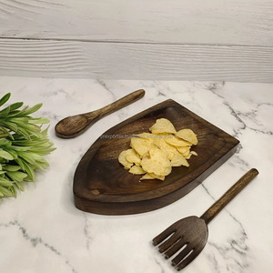 Plateau en bois durable et écologique Conception unique de bateau à rames avec fourchette et cuillère pour servir des collations à salade et du fromage pour les fêtes - Product Image 4