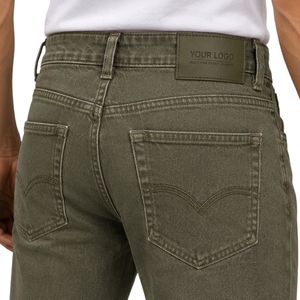 Jean en denim vert olive pour homme, coupe droite, coupe classique, pantalon décontracté tendance, cinq poches, streetwear, avec logo en cuir - Product Image 5