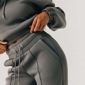 ชุดเซ็ตเสื้อสเวตเตอร์ไหมพรมพิมพ์ลายพัฟฟ์แบบกำหนดเองสำหรับฤดูใบไม้ร่วงและฤดูหนาว ชุดเสื้อฮู้ดครอปและกางเกงขายาวสำหรับผู้หญิง ขายส่งเสื้อผ้ากีฬา - Product Image 3