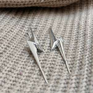 Pendientes colgantes abstractos con diseño de púas, pendientes geométricos de latón para mujer, pendientes de latón plateados, pendientes minimalistas al por mayor - Product Image 1