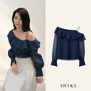 เสื้อชีฟองสีน้ำเงินกรมท่าแบบเปิดไหล่ แต่งระบาย แขนยาวพอง ผ้าโพลีเอสเตอร์ 100% เสื้อลำลองสำหรับฤดูใบไม้ผลิและฤดูร้อน รุ่น HAILEY - Product Image 1