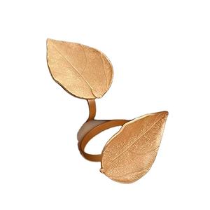 Anneaux de serviette en métal doré feuille vintage sculpté style européen porte-anneau de serviette écologique pour les mariages et les fêtes - Product Image 1