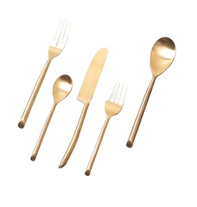 Ensemble de couverts modernistes au fini chaleureux, très vendus, qui réfléchissent la lumière en douceur, ajoutant de la profondeur à la présentation de votre table. - Product Image 2