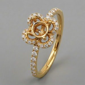 Anillo de oro amarillo de 18 quilates con diseño floral calado, pétalos en forma de halo y pavé de diamantes, ideal para la celebración de la despedida de soltera. - Product Image 1