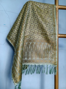 Châle en soie pour femme avec franges vertes et motif floral doré, écharpe légère - Product Image 1