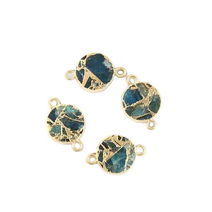 Connecteur de breloque en apatite de cuivre Mohave fabriqué à la main – Bijou rond plaqué or - Product Image 1