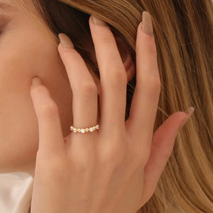 Bague à l'allure élégante en or rose sertie de diamants de laboratoire et ornée de perles - Product Image 1