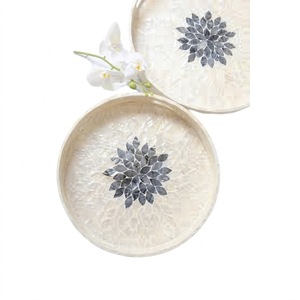 Plateau de service rond en nacre MOP, fait main, luxueux, avec incrustation de coquillages naturels bleus et blancs, décoratif. - Product Image 1