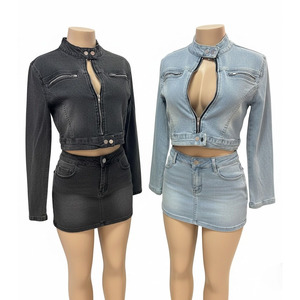 Ensemble de jupes personnalisées OEM tendance pour femmes, comprenant un crop top à capuche avec impression de logo décontractée, idéal pour l'hiver - Product Image 1