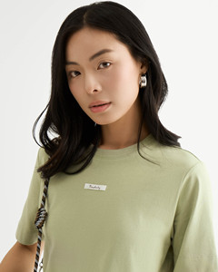 T-shirt d'été en coton de haute qualité pour femme, col rond, manches courtes, coupe courte, avec étiquette brodée, couleur unie, coupe classique - Product Image 5