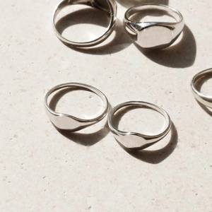 Bague signet ovale en argent sterling 925, minimaliste, gravable, populaire, pour le quotidien, personnalisable, pour le petit doigt, vente en gros - Product Image 4