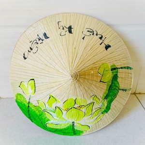 Sombrero cónico vietnamita vintage, non la, para regalos y souvenirs, con diseño de hoja de loto pintado a mano. - Product Image 1