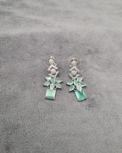 Boucles d'oreilles pendantes à grappe florale, bijoux de mode de luxe en gros pour femmes, fabricants de boucles d'oreilles plaquées rhodium avec diamants américains - Product Image 3