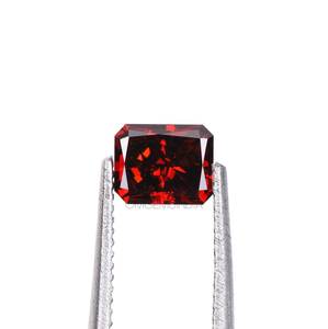 เพชร OM GEMS ทรง Radiant Cut สีแดงเข้มแฟนซี น้ำหนัก 1.5 กะรัต เพาะเลี้ยงในห้องปฏิบัติการ เจาะด้วยเลเซอร์ รับรองโดย IGI คุณภาพ VVS-VS สำหรับทำเครื่องประดับ - Product Image 3
