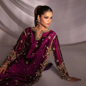 Vestido Anarkali pakistaní premium con textura detallada en lavanda, largo y escultural, con cristales intrincados. - Product Image 1