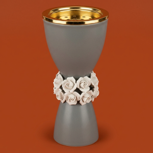 Elegante Quemador de Incienso de Metal Blanco con Diseño de Reloj de Arena, Adornado con Rosas Azules y un Borde Dorado Pulido para un Ambiente Lujoso - Product Image 2
