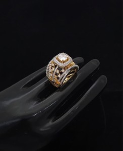 Anillo de Cóctel Elegante y Atractivo Chapado en Oro para Mujer con Piedra Redonda de Esmalte CZ, Diseño Geométrico Glamuroso para Fiestas - Product Image 1