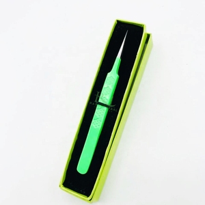 แหนบดัดขนตาเคลือบสีเขียวอ่อน ปลายตรง ปลายเงิน พร้อมกล่องบรรจุภัณฑ์แบบการ์ด - Product Image 1