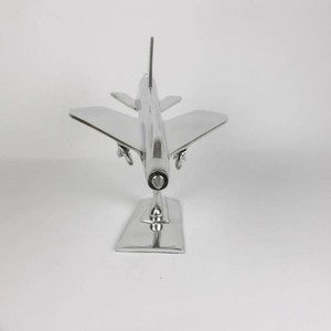 Modèle de bureau sculpté en aluminium, avion de chasse électrique anglais, ornements d'avion en métal argenté faits à la main avec des courbes - Product Image 3