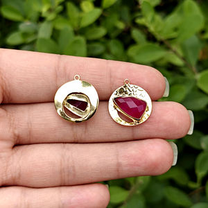 Composant de boucle d'oreille en laiton massif plaqué or 18 carats avec serti à collet pour pierre précieuse rubis et jade taille triligne, connecteur de bijoux moderne mini-breloque - Product Image 5