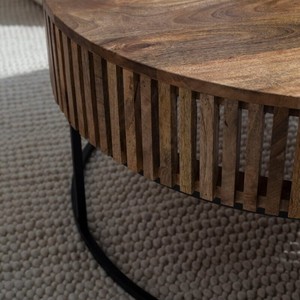 Table basse ronde en bois Vandana Astra Sereno avec base en métal noir pour les intérieurs modernes - Product Image 4