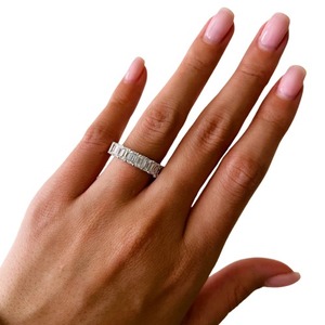 Anillo de Eternidad de Lujo con Diamante Cultivado en Laboratorio de 6.5 Quilates, Corte Esmeralda, con Engaste de Trípode Compartido - Product Image 3