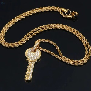Pendentif de luxe pour clé, plaqué or 18 carats, moissanite micro-pavée, taille brillant rond, breloques à thème, bijoux pour homme à porter au quotidien - Product Image 2
