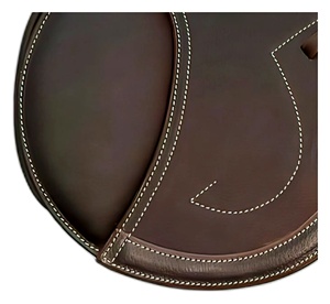 Selle d'obstacle anglaise en cuir marron personnalisée, avec arceau en bois, ajustement confortable et quincaillerie en laiton pour l'équitation et l'entraînement équestre - Product Image 4