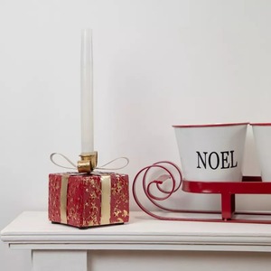 Boîte-cadeau rouge avec porte-bougie et accents dorés, décoration de Noël pour la maison, en laiton, design durable - Product Image 3