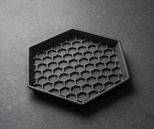 Plateau de service hexagonal en aluminium coulé noir, design nid d'abeille, directement de l'usine, pour présentation alimentaire, vaisselle de restaurant - Product Image 1