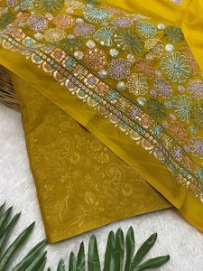 Sari de luxe à motif floral, en tissu Sierra, avec perles, pièce de blouse complète, élégant, pour soirée indienne, design floral. - Product Image 3