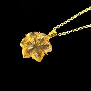 Collar con colgante de flor de piedra lunar melocotón tallada a mano para mujer, hecho a mano con gema de piedra lunar melocotón - Product Image 1