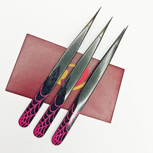 Pinzas para Extensión de Pestañas de Acero Inoxidable de Marca Privada Revamp International, Antiestáticas, Diseño de Red con Brillo Plateado y Negro - Product Image 1