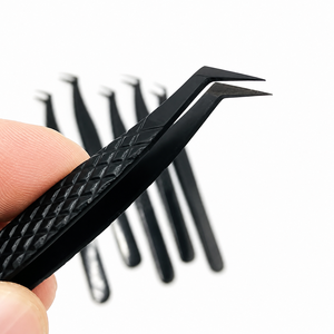 Pince à épiler noire angulaire pour extensions de cils, pointes de précision, poignées texturées diamant, en acier inoxydable, écologique et durable pour sourcils - Product Image 1