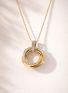 Colgante Minimalista Geométrico de la Marca Christian Design SHG, Oro Sólido de 14K con Baño de Rodio, Diamante Solitario con Corte Brillante y Engaste de Garra - Product Image 5