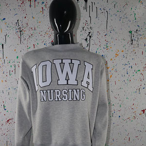 Sudadera IOWA NURSING HEATHER GREY con cuello alto, 100% BLANCA, con apliques bordados, cuello ancho, hilos finos - Product Image 1