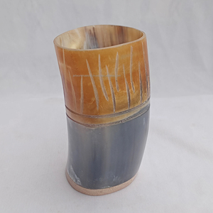 Chope à bière en corne de buffle naturelle sculptée à la main, effet flamme, artisanat ancien, idéale pour les Vikings - Product Image 1