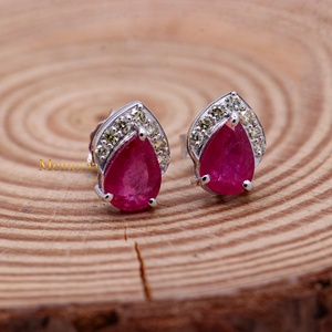 Boucles d'oreilles clous en or blanc massif 18 carats avec rubis naturel taille poire et halo de diamants, collection Memoria Jewels, vente en gros - Product Image 3