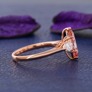 แหวนหมั้นผู้หญิงทองคำโรสโกลด์ 14K ประดับเพชรทรงลูกแพร์และเพชรข้าง ได้รับการรับรองจาก IGI สไตล์หรูหราสำหรับงานแต่งงาน - Product Image 3